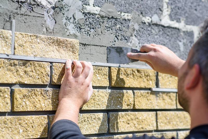 Umělý a přírodní kámen dokonale ochrání stěny před mechanickými, atmosférickými i chemickými zásahy. Umělý kámen je levnější a také méně váží.