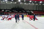 Čeští hokejisté při prvním tréninku v Rize.