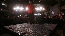 Senátorka Hillary Clintonová hovoří k davu svých příznivců během primárek v Ohiu.