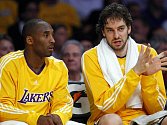 I hvězdní Kobe Bryant (vlevo) s Pauem Gasolem měli na lavičce Lakers o čem mluvit.  