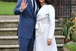Princ Harry a Meghan Markle pózují poprvé společně po oficiálním oznámení zásnub.