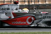 Lewis Hamilton v McLarenu slaví první místo v Hockenheimu.