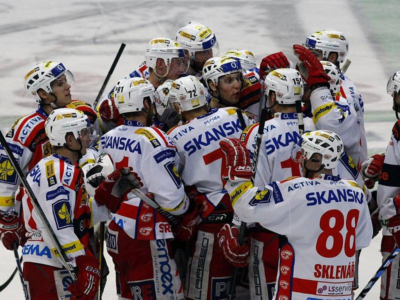 Třetí zápasy čtvrtfinále play off hokejové extraligy zvládli lépe domácí. Liberec porazil Plzeň 4:2, Slavia udolala Zlín 4:3 po samostatných nájezdech.