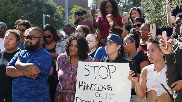 Ve městě El Cajon na jihu amerického státu Kalifornie demonstrovaly druhým dnem stovky lidí proti policejnímu násilí vůči černochům.