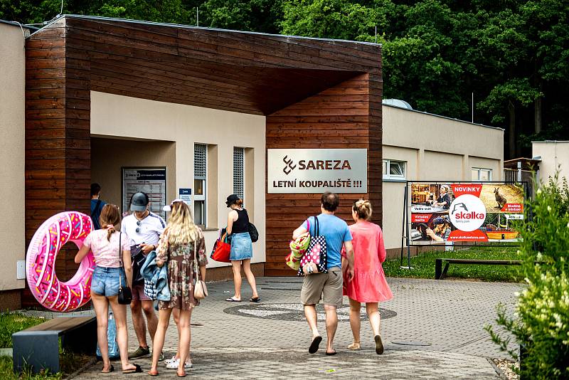 Sezónní koupaliště Sareza v Ostravě-Porubě je největším koupalištěm ve střední Evropě.