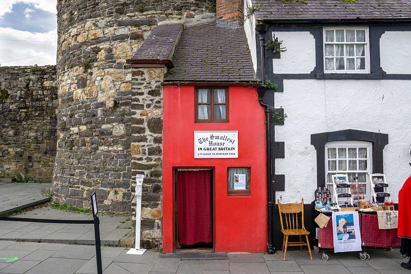 The Quay House je oficiálně nejmenším domem ve Velké Británii. Jedná se budovu ze 16. století stojící na nábřeží ve městě Conwy.