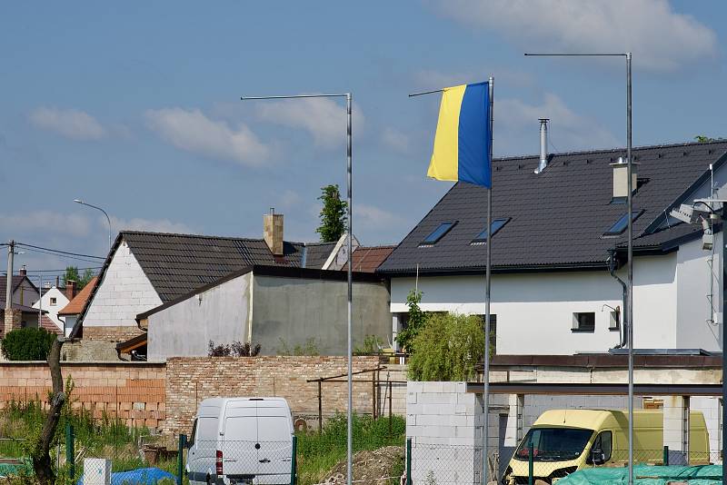 Mikulčice na Hodonínsku rok po řádění tornáda. Vesnice prokoukla, ale stále vypadá jako obří staveniště. Práce je ještě dost.