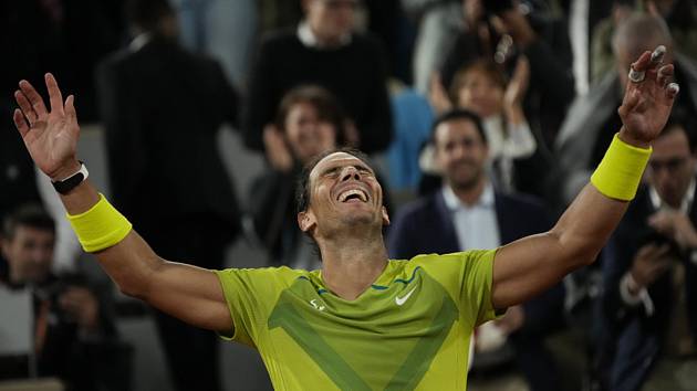 Španělský tenista Rafael Nadal se raduje z postupu do semifinále French Open 1. června 2022