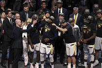 Kevin Durant slaví s Golden State vítězství v NBA
