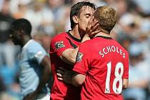 Neville z Manchesteru United originálně slaví trefu střelce vítězného gólu Scholese.