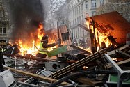 Při protestech v Paříži hořely barikády.
