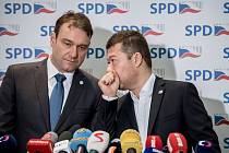 Jednání poslanecké sněmovny o důvěře vlády Andreje Babiše. Radim Fiala a Tomio Okamura z SPD.