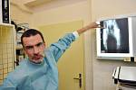 Roman Skala při operaci pejska na Veterinární klinice Na Hrádku v Praze