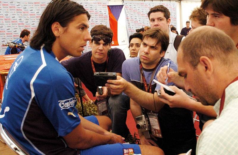 Milan Baroš s novináři po tréninku na Euru 2004 v Portugalsku.