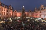 V Řezně lidé najdou vánoční trhy buď v centru města nebo na místním zámku St. Emmeram (na snímku)