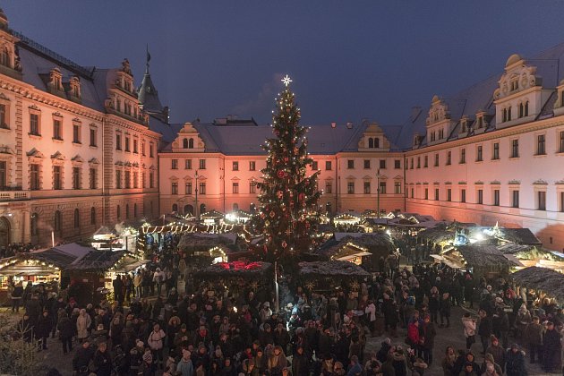 V Řezně lidé najdou vánoční trhy buď v centru města nebo na místním zámku St. Emmeram (na snímku).