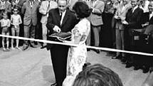 Slavnostní otevření prvního dokončeného úseku D1 z Prahy do Mirošovic. Pásku 12. července 1971 přestřihl náměstek předsedy vlády Čestmír Gregor