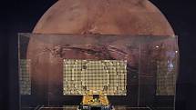 Snímky sondy InSight na Marsu.