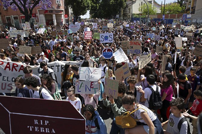 Studentská demonstrace za ochranu klimatu v Lisabonu na snímku z 24. května 2019