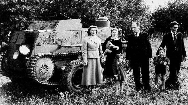 Část posádky po příjezdu do Bavorska. Zleva: Libuše Cloud, manželka Václava Uhlíka, zřejmě Walter Hora a Václav Uhlík se svými dětmi.