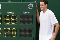 Štastný a unavený John Isner vyhrál nejdelší zápas v tenisové historii. Nicolase Mahuta porazil 70:68 v pátém setu.