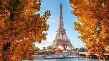 Eiffelova věž je turistickou senzací