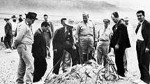Vzácný vládní snímek Roberta J. Oppenheimera (ve světlém klobouku), generála Leslie Grovese (v uniformě po Oppenheimerově levici) a dalších na místě nula, tedy na místě, kde došlo k prvnímu jadernému testu Trinity