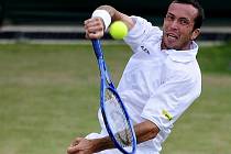 Radek Štěpánek odvrací míček v zápase s Lleytonem Hewittem ve 4. kole Wimbledonu.