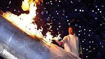 Steve Nash zapaluje olympijský oheň.