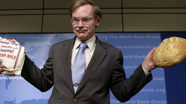 Prezident Světové banky Zoellick apeloval dramaticky na vlády, aby zastavily růst cen potravin.