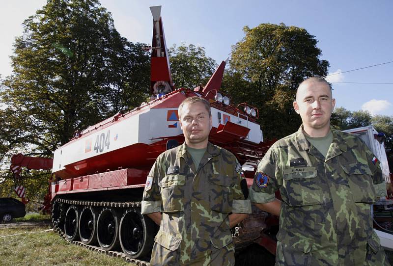 Integrovaný záchranný systém. Dokonalá spolupráce všech záchranných složek vyžaduje pravidelná společná cvičení. Každý v týmu má svůj úkol: potápěči, policisté, hasiči i lékaři.