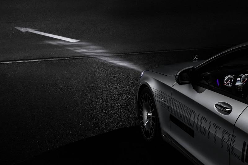 Digital Light: Mercedes-Benz představil nové světlomety.