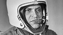 Americký špionážní pilot Francis Gary Powers ve speciálním tlakovém obleku určeném pro stratosférické lety. Jeho letoun Lockheed U-2 sestřelila v roce 1960 sovětská protivzdušná obrana raketou typu země-vzduch