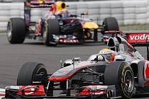 Lewis Hamilton ve Velké ceně Německa trumfl oba Red Bully.