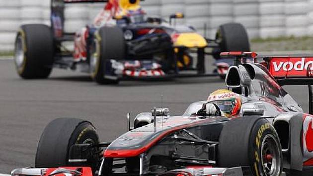 Lewis Hamilton ve Velké ceně Německa trumfl oba Red Bully.