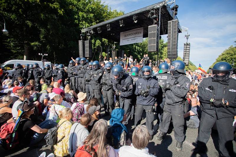 Tisíce lidí vyšly v Berlíně do ulic protestovat proti koronavirovým opatřením v zemi.