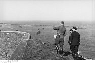Němečtí vojáci si během okupace ostrova Alderney za druhé světové války prohlížejí pevnost Albert.