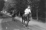 Jedenaosmdesátiletý prezident Tomáš Garrigue Masaryk při jedné ze svých každodenních vyjížděk na koni v lázeňském městě Karlovy Vary