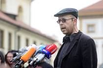 Akademik Martin C. Putna vystoupil 22. května na briefingu na Hradčanském náměstí v Praze.