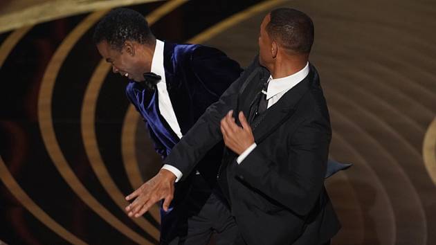 Při předávání filmových cen Oscar americký herec Will Smith (vpravo), který získal cenu pro nejlepšího herce, vstal ze svého místa v sále a na pódiu udeřil do tváře moderátora a komika Chrise Rocka (vlevo). Reagoval tak na vtip o oholené hlavě své manželk