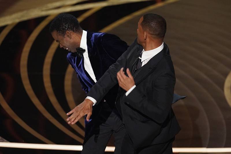 Při předávání filmových cen Oscar americký herec Will Smith (vpravo), který získal cenu pro nejlepšího herce, vstal ze svého místa v sále a na pódiu udeřil do tváře moderátora a komika Chrise Rocka (vlevo). Reagoval tak na vtip o oholené hlavě své manželk