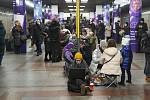 Lidé se schovávají ve stanici kyjevského metra kvůli hrozbě ruských vzdušných útoků, 26. ledna 2023.