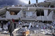 Dům zřícený při zemětřesení v tureckém městě Iskenderun, 7. února 2023.