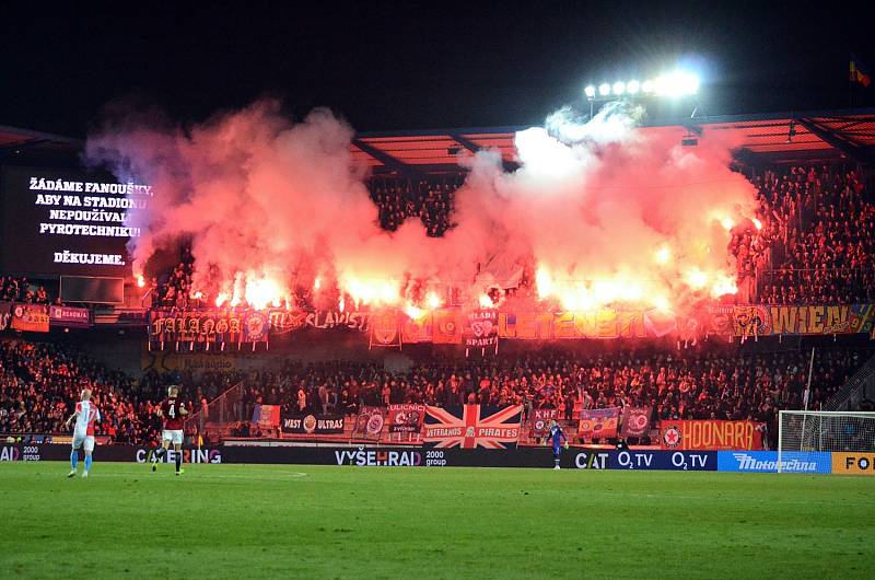 Fanoušci během fotbalového šlágru mezi Spartou a Slavií.