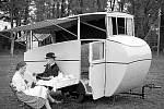 Německý konstruktér Arist Dethleffs byl prvním v kontinentální Evropě, kdo postavil po vzoru Britů obytný karavan. První karavan vznikl již v roce 1931 a je spojený s větou „nic bez mé rodiny“. Firma Dethleffs funguje dodnes.