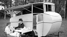 Německý konstruktér Arist Dethleffs byl prvním v kontinentální Evropě, kdo postavil po vzoru Britů obytný karavan. První karavan vznikl již v roce 1931 a je spojený s větou „nic bez mé rodiny“. Firma Dethleffs funguje dodnes.