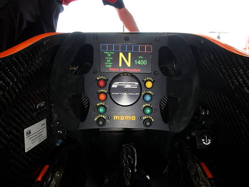 Pohled do kokpitu monopostu formule 2, který vznikl ve spolupráci se stájí F1 Williams.