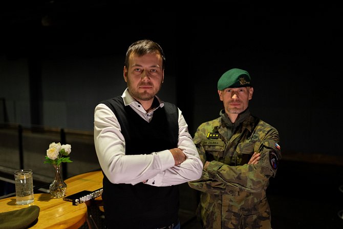 Plukovník Ivo Zelinka s moderátorem pořadu Deník s nadhledem Romanem Štěpánkem.