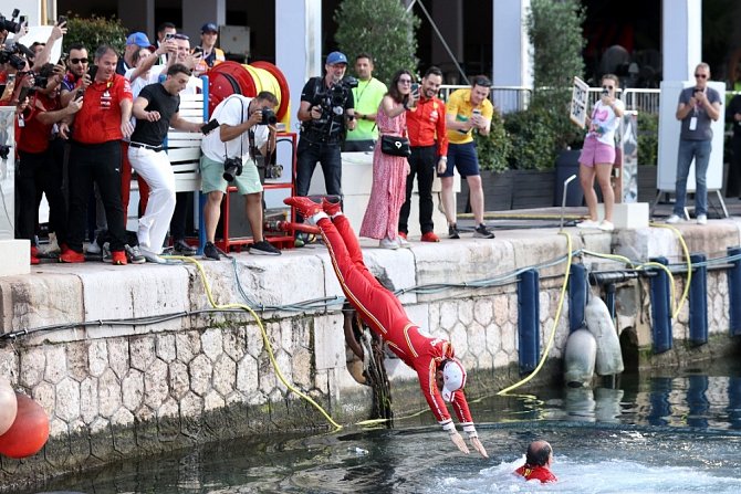 Pilot Ferrari Charles Leclerc se vrhá do moře
