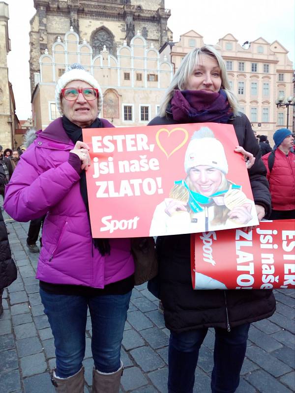 Ženy přišly na Staroměstské náměstí kvůli Ester Ledecké, dojala je totiž k slzám